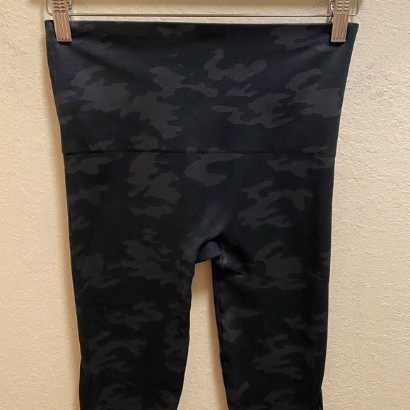 Spanx Black Camo Seamless Look At Me Now Cropped Legging Size L - Picture 5 of 12